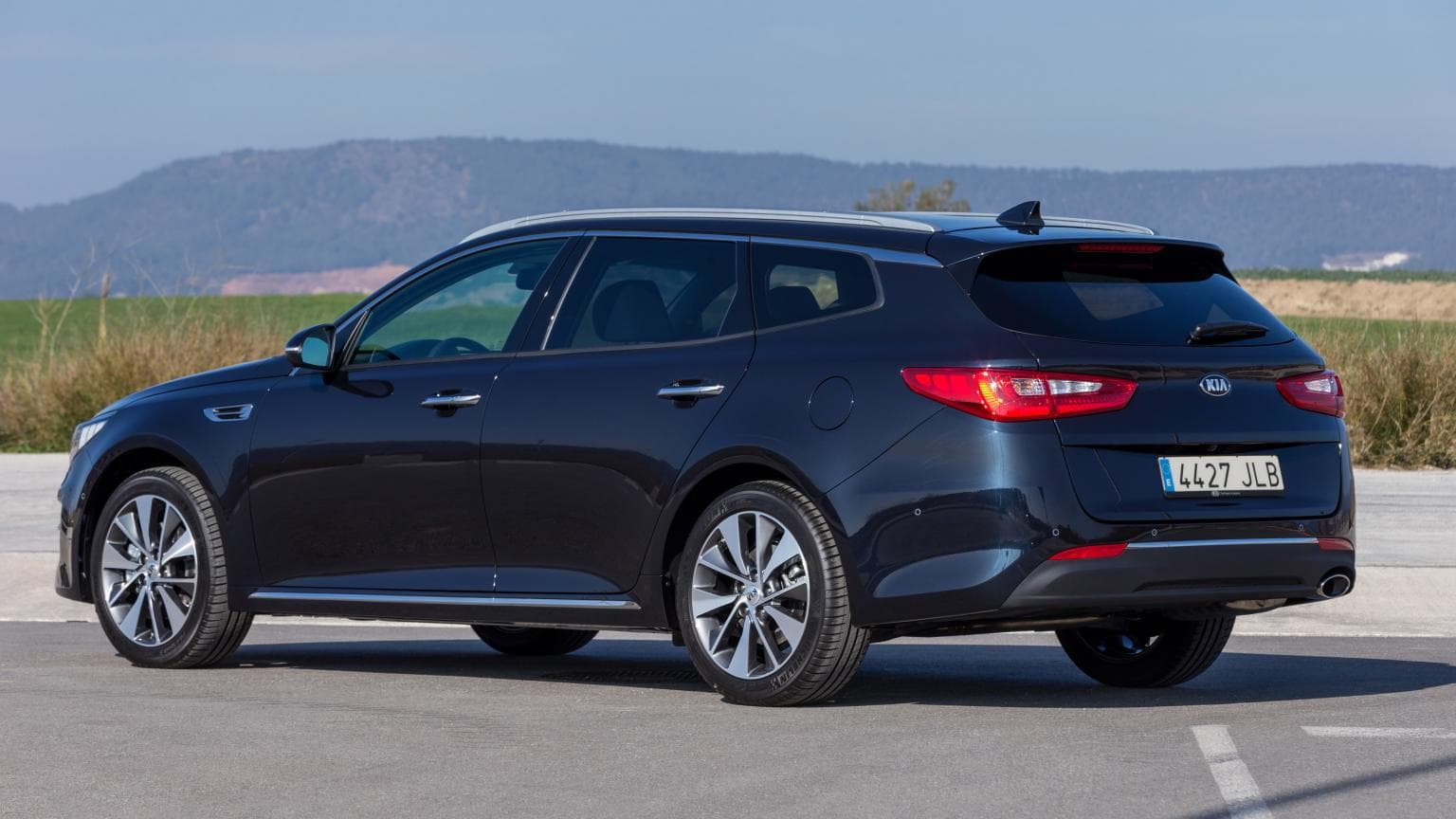 Pas de nouveaux moteurs pour ce Sportwagon qui garde les mêmes caractéristiques mécaniques que le modèle standard. Pas de nouveaux moteurs pour ce Sportwagon qui garde les mêmes caractéristiques mécaniques que le modèle standard.