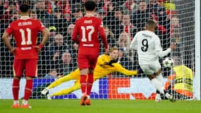 Caoimhin Kelleher repousse le penalty de Kylian Mbappé lors de Liverpool-Real Madrid (2-0, Ligue des champions), le 27 novembre 2024