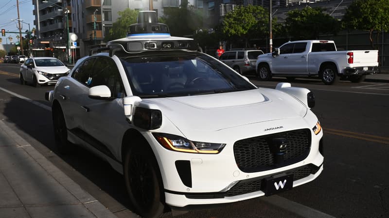 Waymo, Tesla... Les entreprises derrière les robotaxis refusent de dire quand et combien de fois des humains doivent reprendre la main
