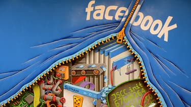 Une fresque dans les locaux de Facebook en Californie. Que se cache-t-il derrière l'écran bleu du réseau social? Facebook essaie de faire oublier qu'il emploie à peine 28 salariés et ne paye quasiment pas d'impôts.