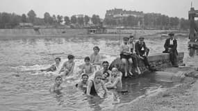 Des enfants se baignent dans la Seine à Paris le 7 juillet 1923