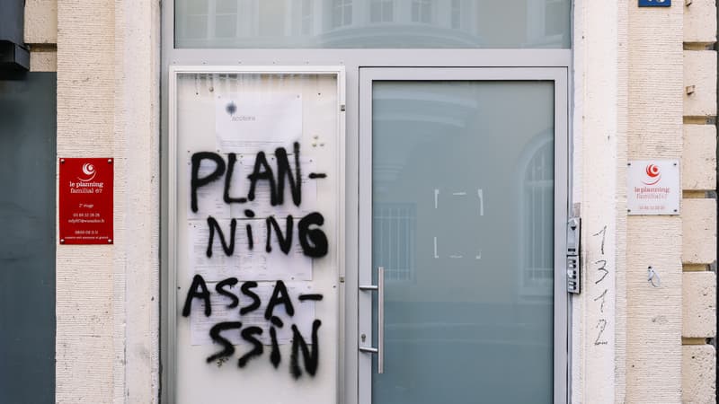 Un graffiti indiquant « planification meurtrière » est pulvérisé à l'entrée d'un centre de planning familial à Strasbourg, dans l'est de la France, le 5 mars 2024.