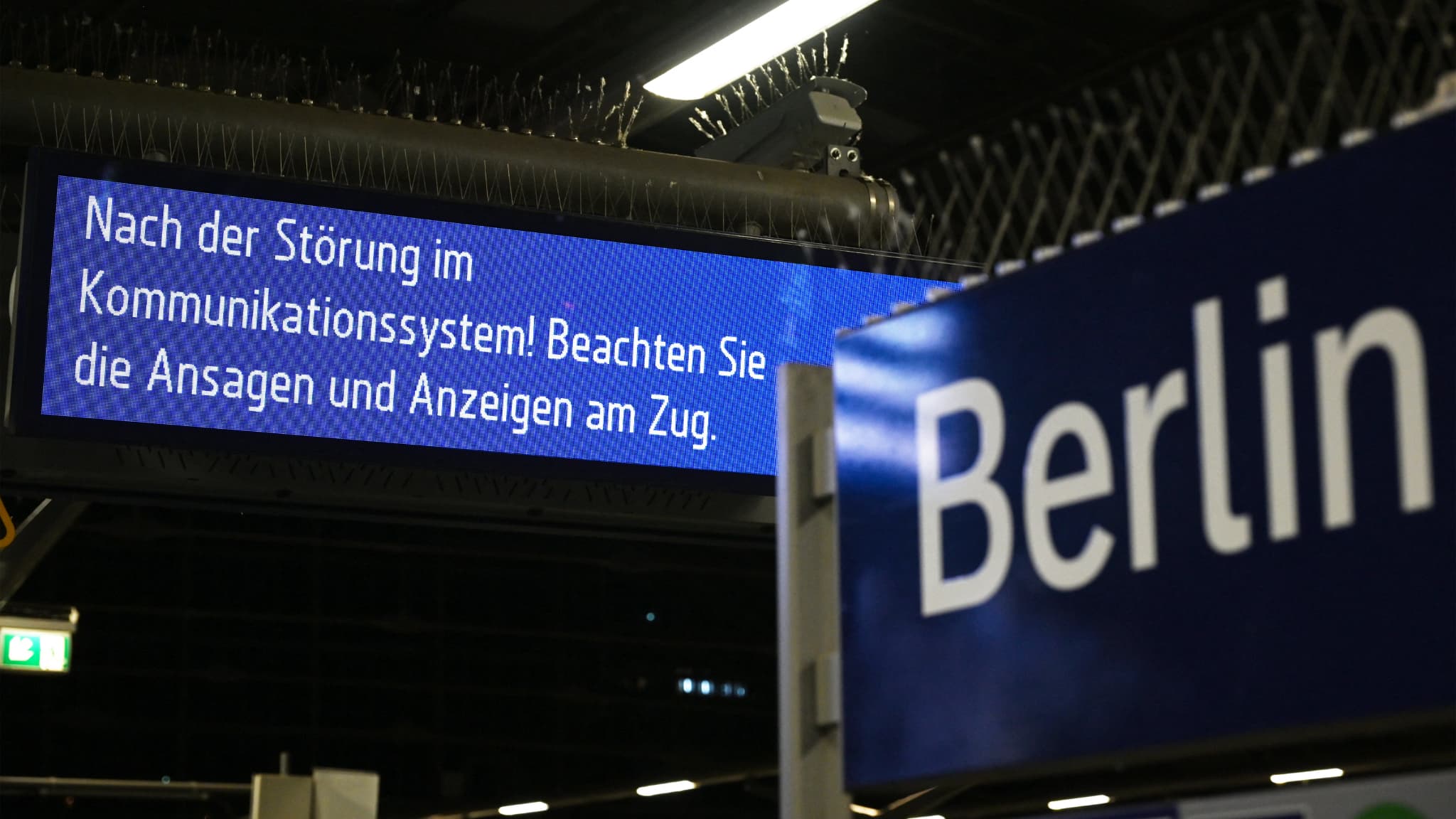 Almanya'da demiryolu iletişim ağı arızası tüm tren trafiğini felç etti