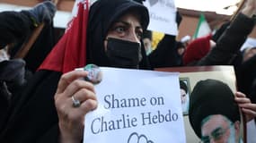 Une manifestante iranienne dénonce des caricatures du journal Charlie Hebdo le 8 janvier 2023 à Téhéran