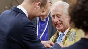 Le roi Charles plaisantant avec son fils William avant son couronnement, en mai 2023.