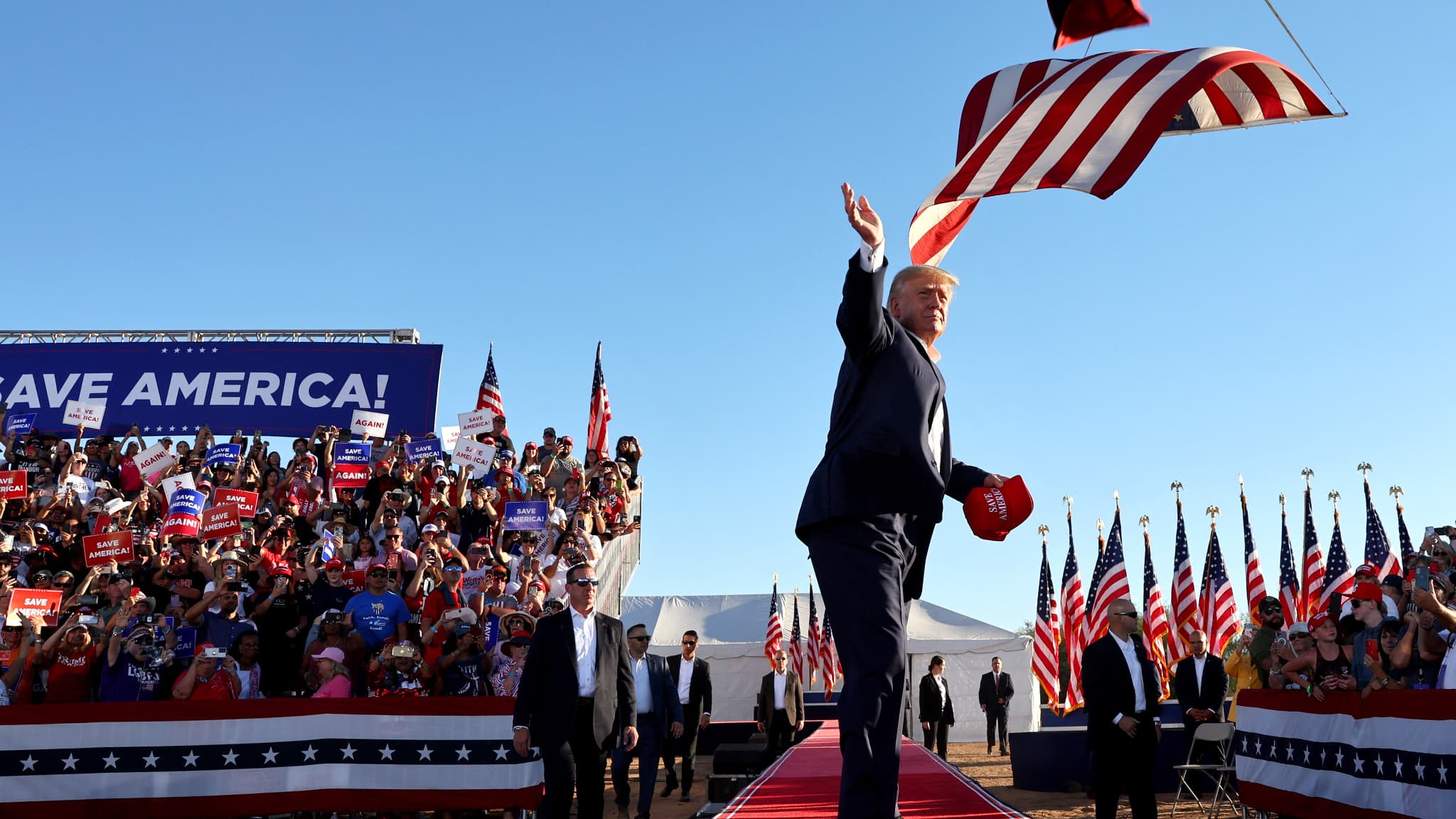 L'ancien président américain Donald Trump lance des casquettes "Save America" à la foule lors d'un rassemblement de campagne en Arizona, le 9 octobre 2022.