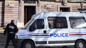 Un policier devant le tribunal de grande instance de Belfort, le 24 janvier 2014.