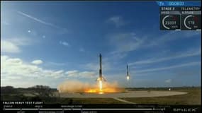 Atterrissage de deux boosters du Falcon Heavy de SpaceX