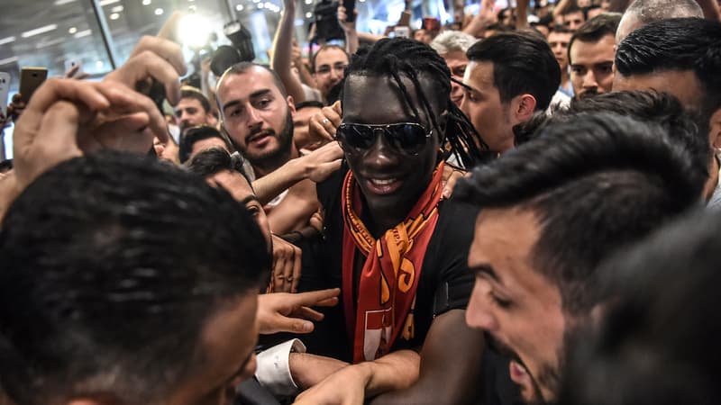 Bafé Gomis lors de son arrivée à Galatasaray