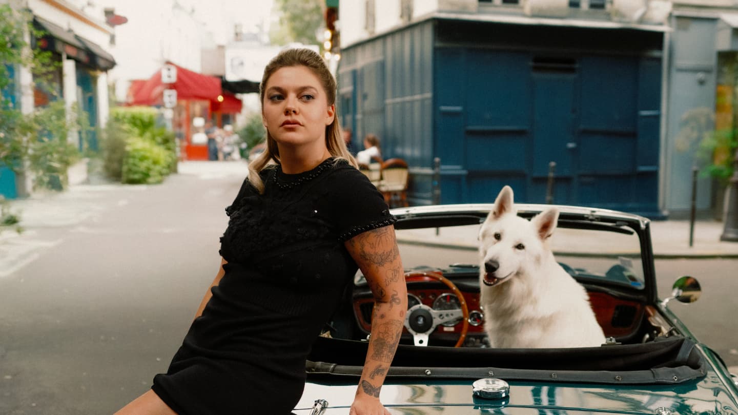 LOUANE: APRÈS L'EUROVISION, ELLE SORT LA CHANSON "CHIENS", UN HYMNE DE RUPTURE POP