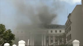 Un incendie s'est déclaré dans un bâtiment du parlement sud-africain au Cap, le 2 janvier 2022.