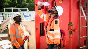 Un ouvrier se rafraîchit avec de l'eau sur un chantier, alors qu'une vague de chaleur frappe la France, à Nantes, le 19 juin 2025.