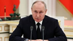 Le président russe Vladimir Poutine lors d'une réunion avec des militaires au Kremlin, à Moscou, le 27 juin 2023.