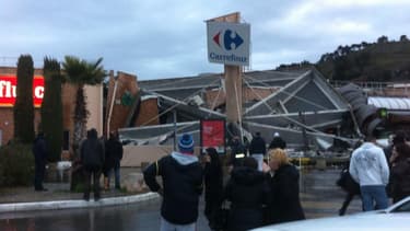 Le toit de d'un magasin Carrefour à Nice s'est à demi-effondré.
