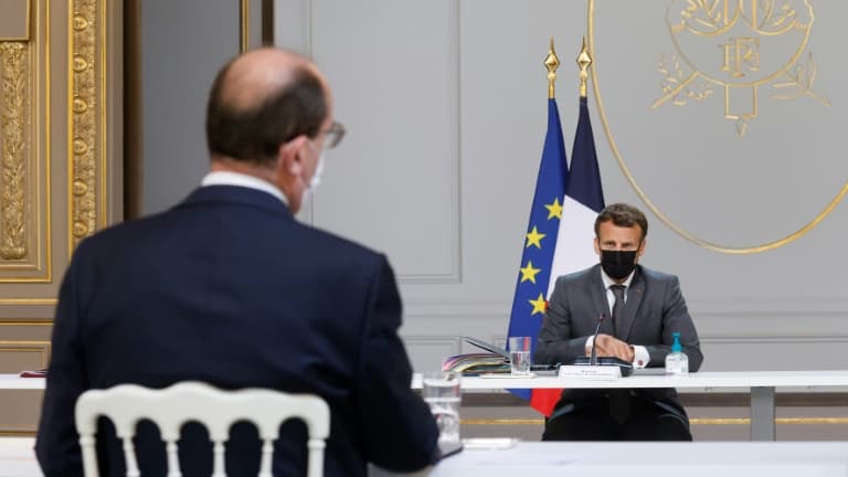 Le président Macron s'entretient avec son Premier ministre  Jean Castex lors d'une réunion du gouvernement, à l'Elysée, le 9 juin 2021
