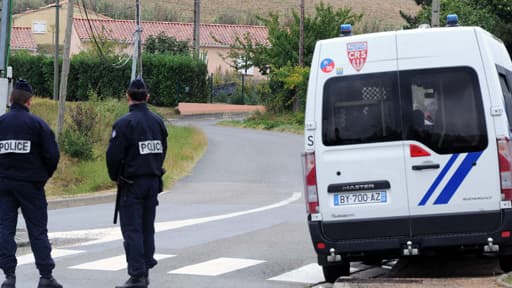 Des policiers devant la maison d'Abdelkader Merah, le frère du tueur au scooter, le 26 septembre 2012.