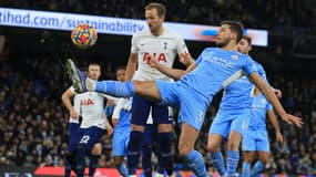 Ruben Dias devant Harry Kane, lors de Manchester city-Tottenham le 19 février 2022