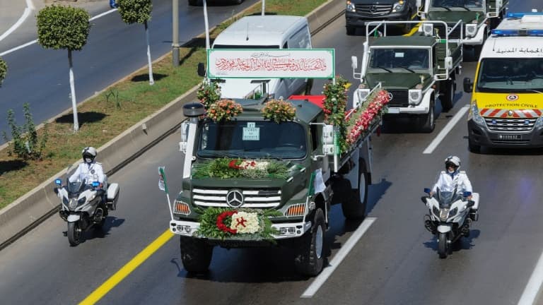 Un convoi transportant les cercueils des restes de combattants algériens tués pendant la colonisation française, se rend vers le cimetière d'El Alia, dans la banlieue est d'Alger, le 5 juillet 2020