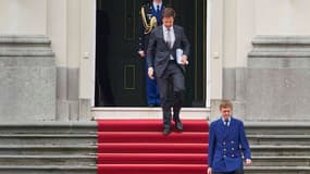 Le Premier ministre néerlandais Mark Rutte (au centre) à la sortie du palais royal de La Haye. Mark Rutte a présenté lundi la démission de son gouvernement à la reine Beatrix, qui a fait savoir qu'elle allait l'examiner. /Photo prise le 23 avril 2012/REUT
