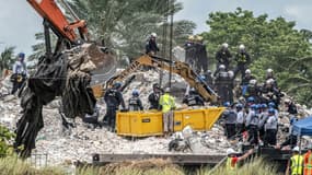 Des secouristes venus de tous les Etats-Unis, du Mexique et d'Israël s'affairent sur les décombres d'un immeuble effondré en Floride onze jours plus tôt, le 6 juillet 2021.
