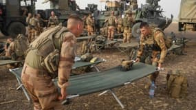 Des soldats français dressent un camp au Mali le 26 mars 2019 sur la route Gossi-Hombori, dans la région de Gourma