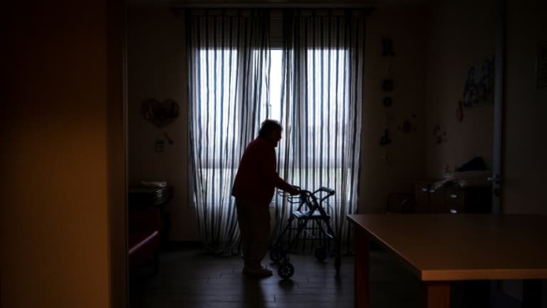 Une personne âgée dans une maison de retraite à Albuzzano, dans le Nord de l'Italie, le 3 novembre 2020