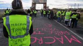 Des gilets jaunes, à Frontignan dans l'Hérault, le 3 décembre.
