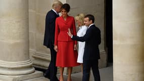 Donald et Melania Trump avec Brigitte et Emmanuel Macron aux Invalides, le 13 juillet 2017.