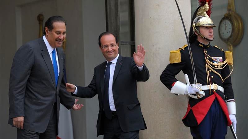 Le Premier ministre du Qatar Cheikh Hamad bin Jassim Al Thani sur le perron de l'Elysée après un entretien de plus d'une heure avec François Hollande. Le Qatar reste un partenaire incontournable de la France au Moyen-Orient, même si ses dirigeants n'auron