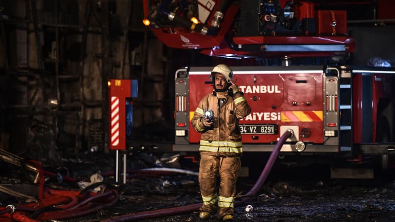 Un pompier apres un incendie a Istanbul en Turquie le 5 avril 2018 1519642