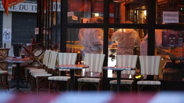 La police scientifique à l'intérieur du Comptoir Voltaire, le 14 novembre 2015, à Paris, au lendemain des attaques.