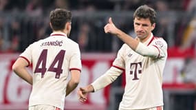 Josip Stanisic et Thomas Müller avec le Bayern Munich en Ligue des champions, à l'Allianz Arena le 29 janvier 2025