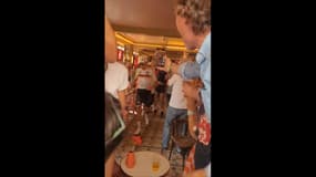 Le coureur Nils Politt s'offre une pause pipi durant l'épreuve de cyclisme sur route des JO 2024.