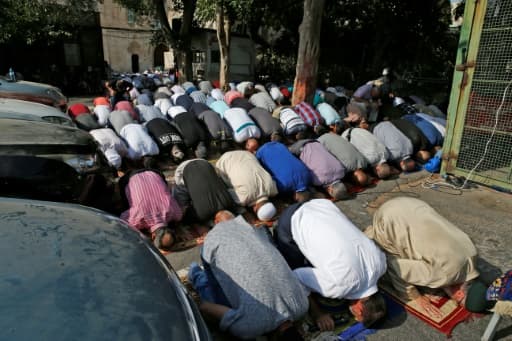 Des musulmans palestiniens prient dans la Vieille ville de Jérusalem, à l'extérieur de l'esplanade des Mosquées, le 25 juillet 2017 Des musulmans palestiniens prient dans la Vieille ville de Jérusalem, à l'extérieur de l'esplanade des Mosquées, le 25 juillet 2017