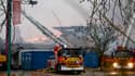 Les pompiers combattent les flammes qui ravagent les Sportica Gravelines, le 25 décembre 2023