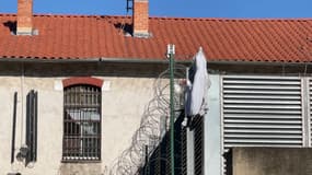 Le drap qui a servi aux personnes pour s'évader du CRA d'Auvare pendait encore aux grilles ce lundi