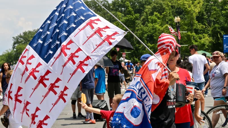 Le 4 juillet dernier, un homme tenant un drapeau américain où rayures et étoiles sont remplacées par des armes.