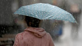 Une femme s'abrite sous un parapluie à Montpellier le 28 octobre 2021 (illustration)