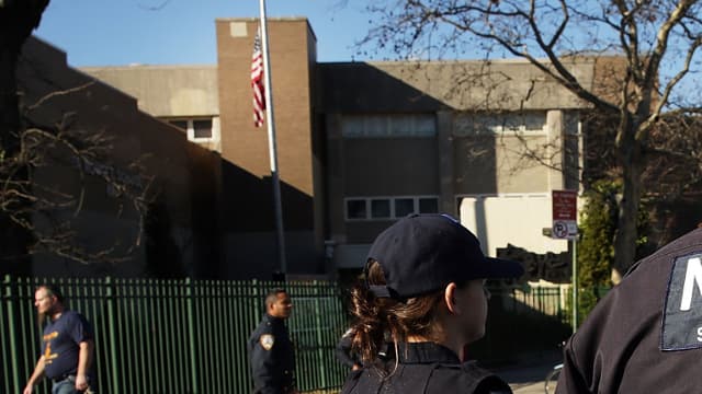 Des policiers devant le collège Peter Rouget à Brooklyn, New York, déployés après une alerte à la bombe le 15 décembre dernier.
