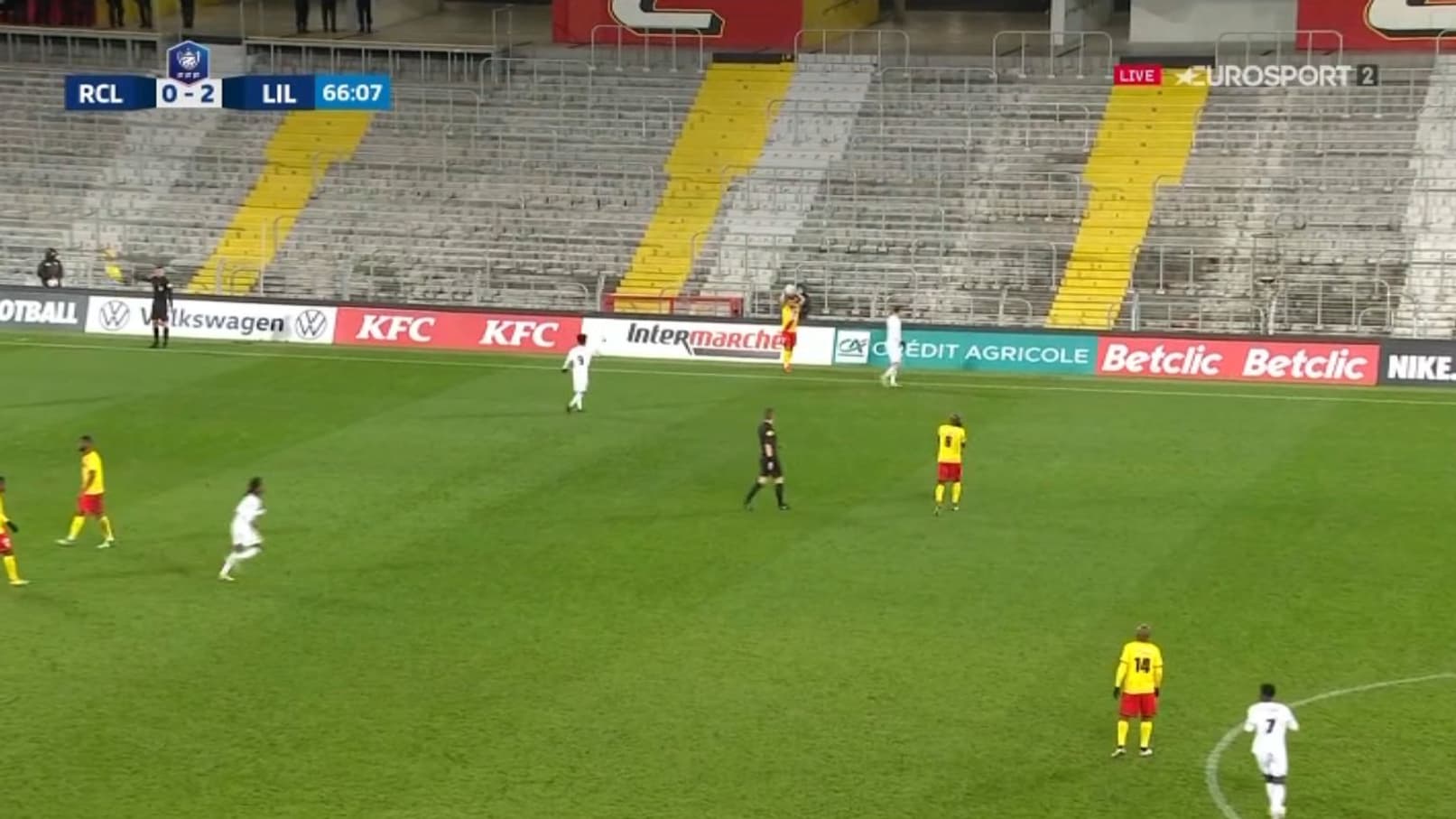 L'arbitre de touche lève son drapeau en faveur du LOSC... mais Corentin Jean remet rapidement le ballon en jeu. L'arbitre de touche lève son drapeau en faveur du LOSC... mais Corentin Jean remet rapidement le ballon en jeu.