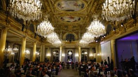 Le président français Emmanuel Macron prononce un discours lors d'un dîner d'État dans le cadre de la visite d'État du couple royal belge en France, à l'Elysée à Paris le 14 octobre 2024