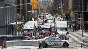 Des camions garés dans le centre-ville d'Ottawa pour protester contre l'obligation vaccinale et les restrictions sanitaires, le 4 février 2022 au Canada