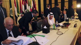 Le Premier ministre et ministre des Affaires étrangères du Qatar, le cheikh Hamad bin Djassim al Sani (au centre), lors d'une réunion des chefs de la diplomatie des pays de la Ligue arabe, au Caire. Les ministres des Affaires étrangères de la Ligue arabe