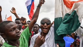 Des partisans pro-putschistes devant la base militaire française de Niamey au Niger le 11 août 2023