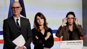Roland Lescure, ministre de l'Économie, Maud Bregeon, porte-parole du gouvernement, et Amélie de Montchalin, ministre des Comptes publics le 22 décembre 2025 à l'issue du Conseil des ministres