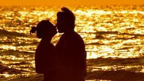 Un couple sur la plage de Deauville, en septembre 2018.