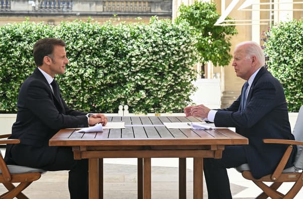 Le président américain Joe Biden et le président français Emmanuel Macron participent à une réunion bilatérale au palais présidentiel de l'Élysée à Paris, le 8 juin 2024, lors de la visite d'État du président américain en France.