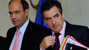 Le ministre du Travail Eric Woerth (à gauche) quitte le conseil des ministres en compagnie du Premier ministre François Fillon. Lors de la réunion, le président Nicolas Sarkozy a renouvelé sa confiance à Eric Woerth, mis en cause dans l'affaire Bettencour