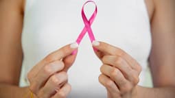 Le ruban rose est le symbole de la campagne mondiale de sensibilisation au cancer du sein, qui a lieu en octobre, également connu sous le nom de "mois rose" ou "octobre rose". (Photo d'illustration)
