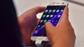 Test d'un Galaxy S7 dans un magasin Samsung de Séoul, le 7 juillet 2016.